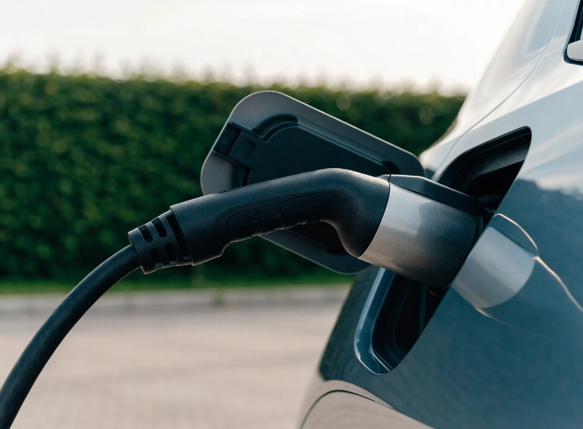 Connecteur Type 2 branché sur une voiture électrique
