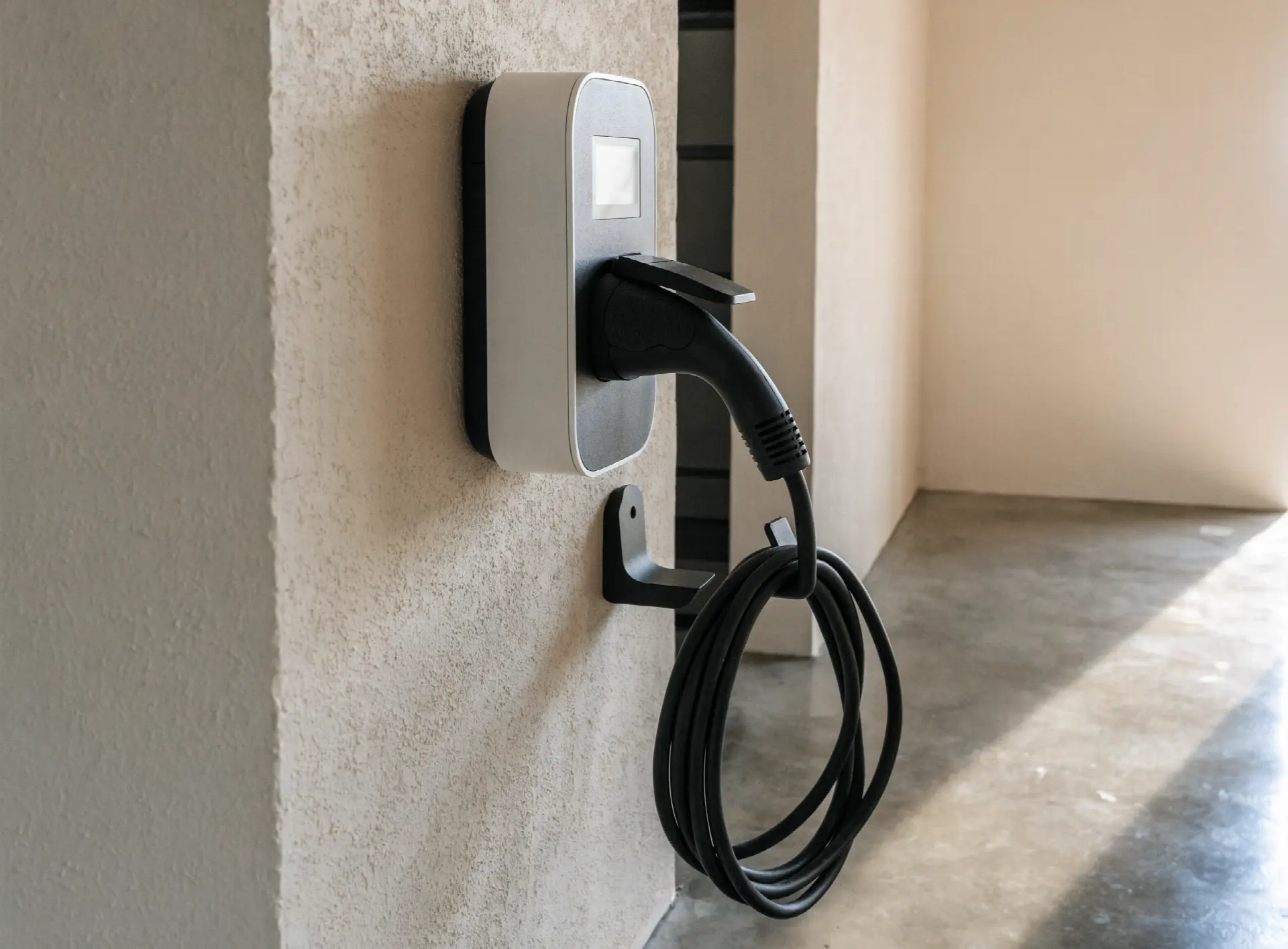 Borne de recharge murale installée dans un garage