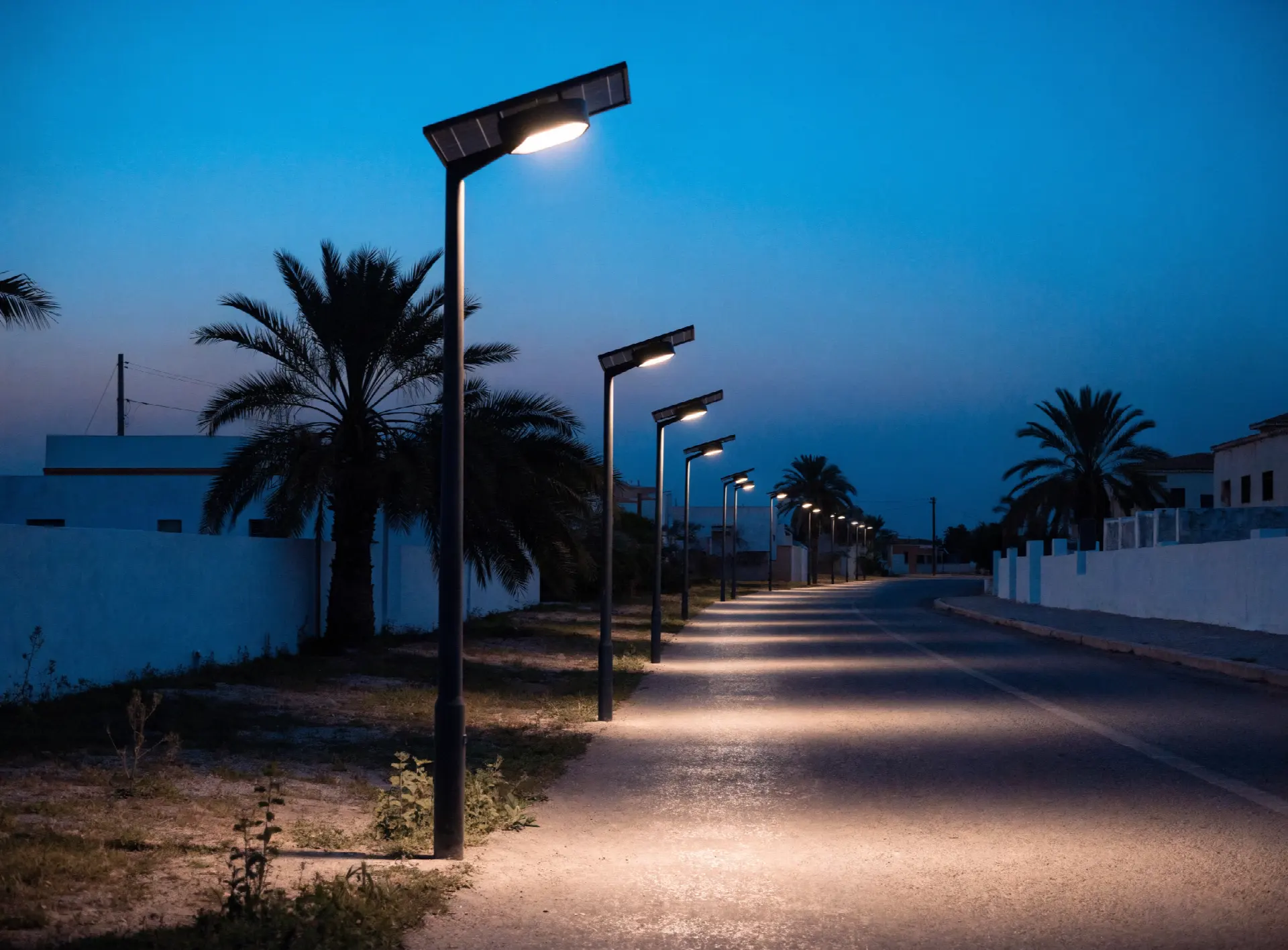 Alignement de lampadaires solaires le long d'une rue résidentielle
