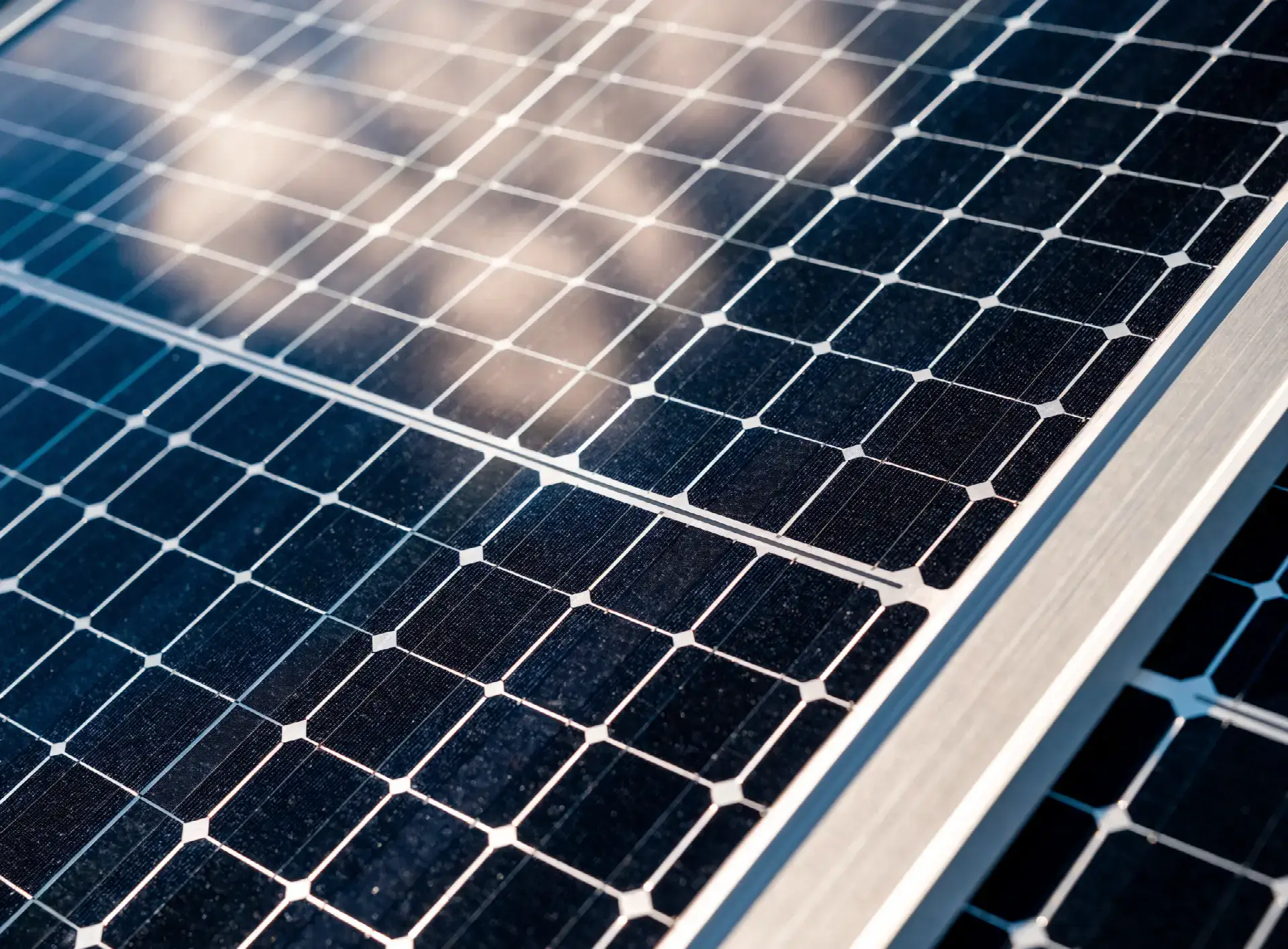 Détail de la surface d'un panneau solaire monocristallin half-cell
