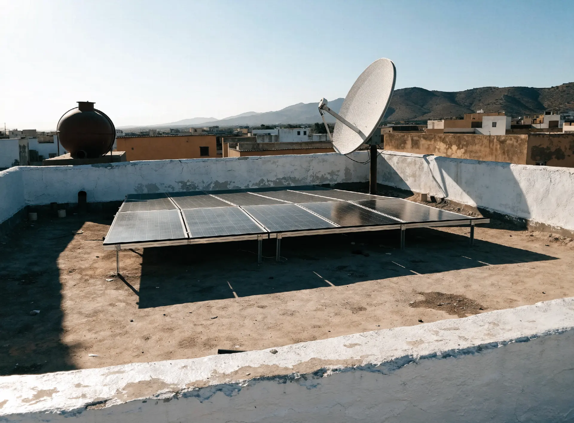 Panneaux solaires installés sur une toiture-terrasse au Maroc