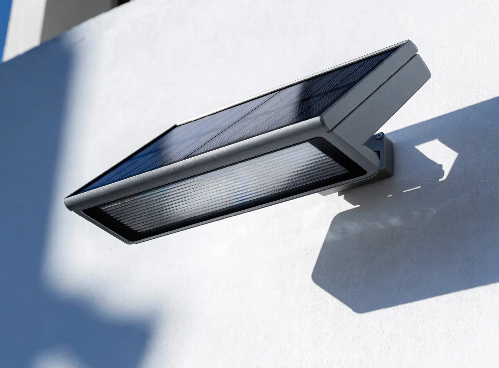 Projecteur solaire tout-en-un monté sur un mur extérieur